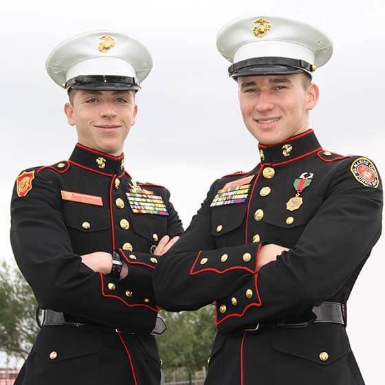 dos cadetes de la escuela militar con su uniforme de gala