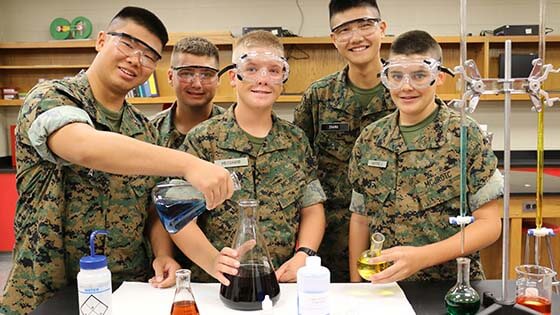 estudiantes de escuela militar en clase de ciencias