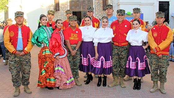 estudiantes de la escuela militar con el club de cultura durante una excursión