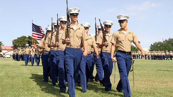 estudiantes marchando en un desfile de la escuela militar