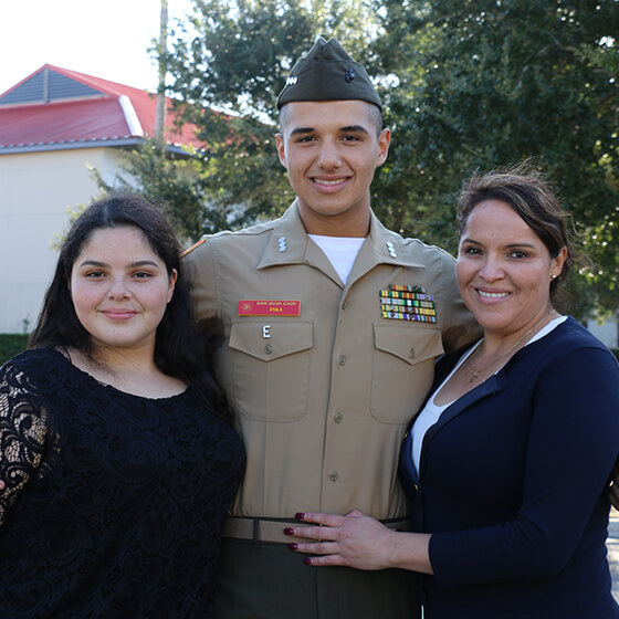 cadete de la academia militar marina y su familia