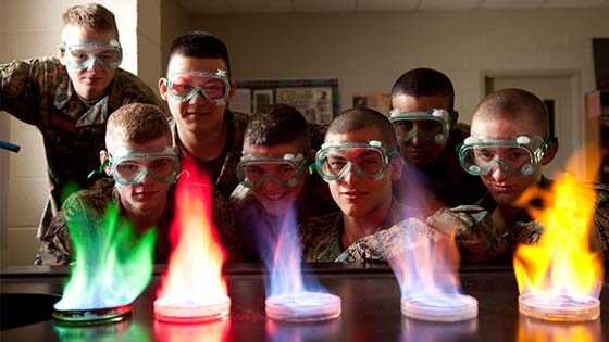 estudiantes en clase de química en la escuela militar