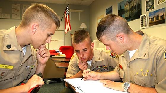 cadete estudiando juntos
