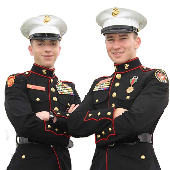 cadetes de la escuela militar en uniforme en el internado