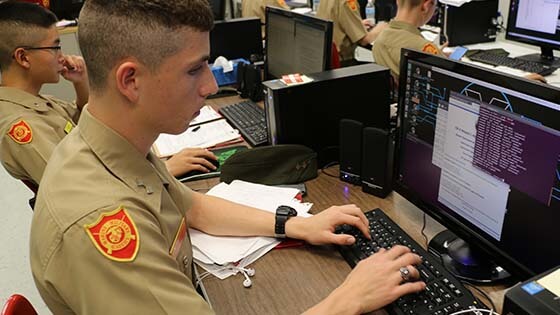 un sonriente cadete de la escuela militar