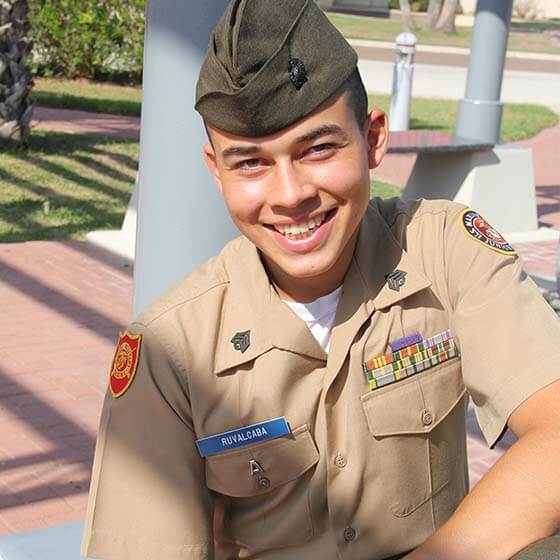 un sonriente cadete de la escuela militar